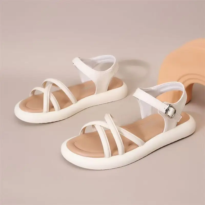 

Женские кожаные сандалии с одной лямкой на плоской подошве, летние, новые, с мягкой подошвой, нескользящие, с вырезами, легкие, с ремешком на пряжке, для улицы, пляжные