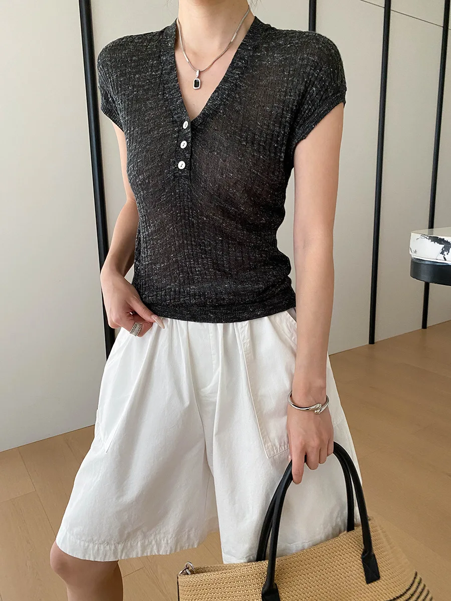 Sommerlicher Damenpullover in unifarbenem Design mit Knopfleiste, V-Ausschnitt und schlankem Schnitt, kurzärmelig. – Detail 33