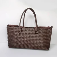 new niche commuting woven hand-held shoulder bag, fashionable and versatile, super large capacity tote bag