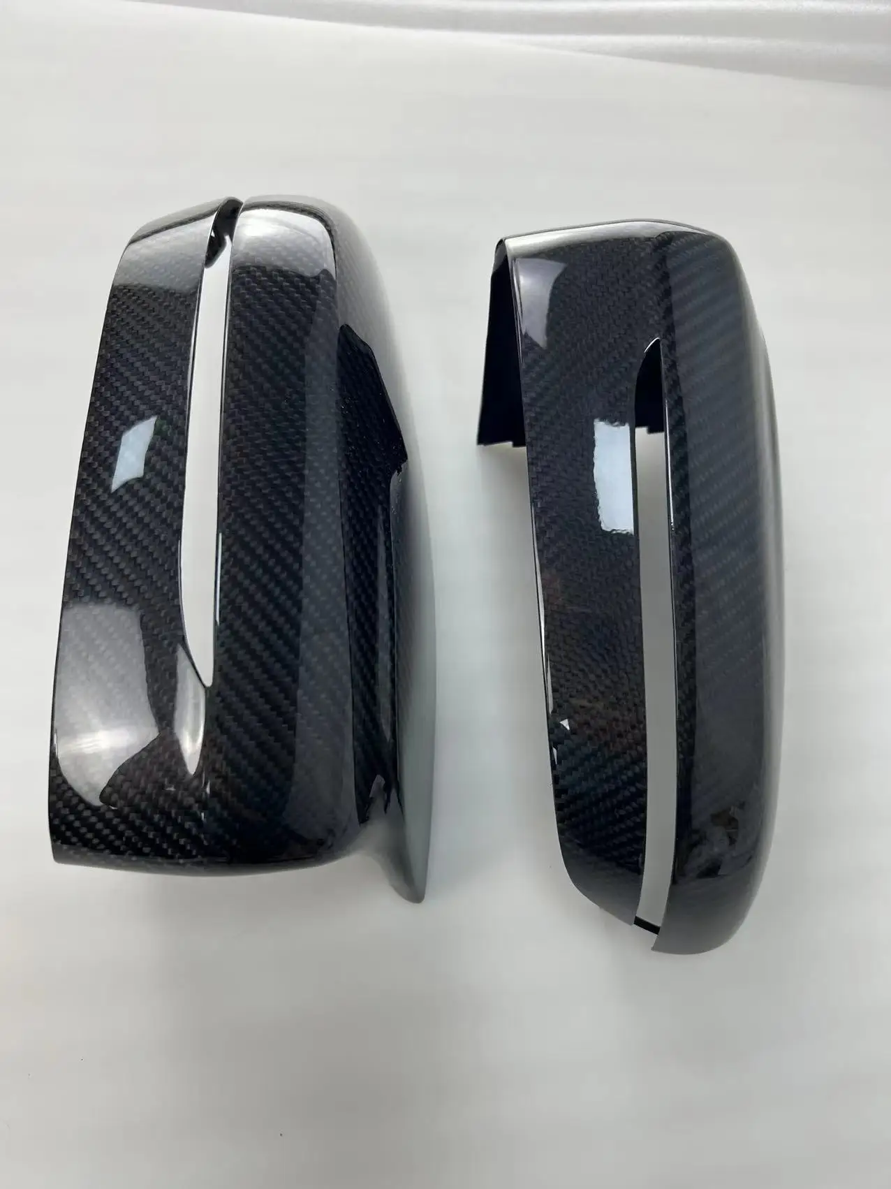 Factory is suitable for the new BMW 5 series G30G38 horn with carbon fiber left rearview mirror shell modified titanium replacem