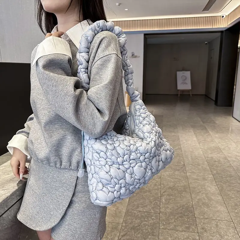 

Wandering Bag Plum Blossom Bag Cloud New Versatile Premium Pleated Niche Casual Shoulder Messenger Handbag Ordinary Packaging