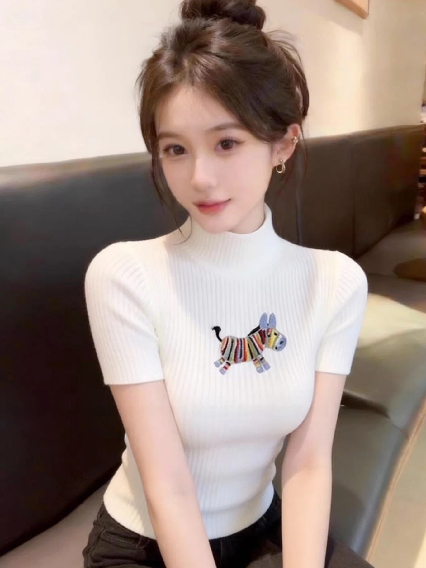 

Весна 2026: Женский облегающий трикотажный топ с коротким рукавом, высоким воротником и вышивкой, базовая футболка из шелкового материала