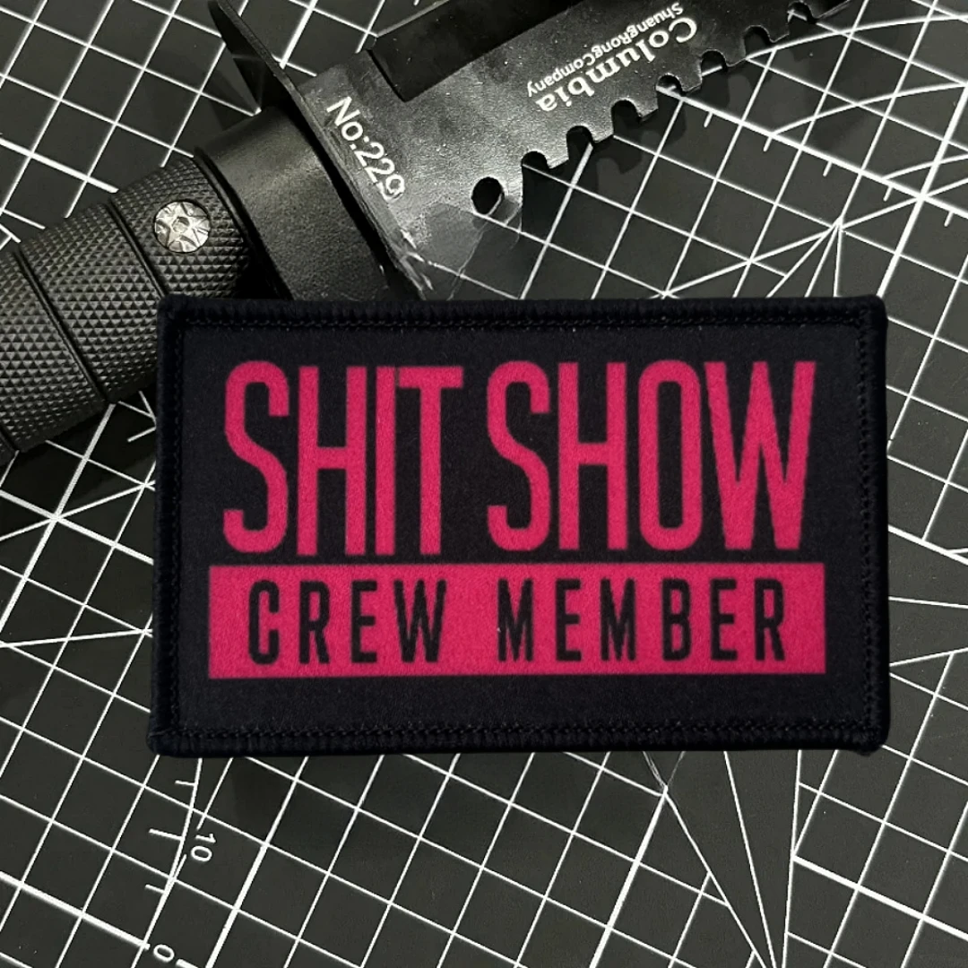 

Нашивка SHIT SHOW CREW MEMBER, тактический значок боевого моря, нашивки на липучке с принтом, тактическая военная армейская повязка на руку, наклейка на рюкзак