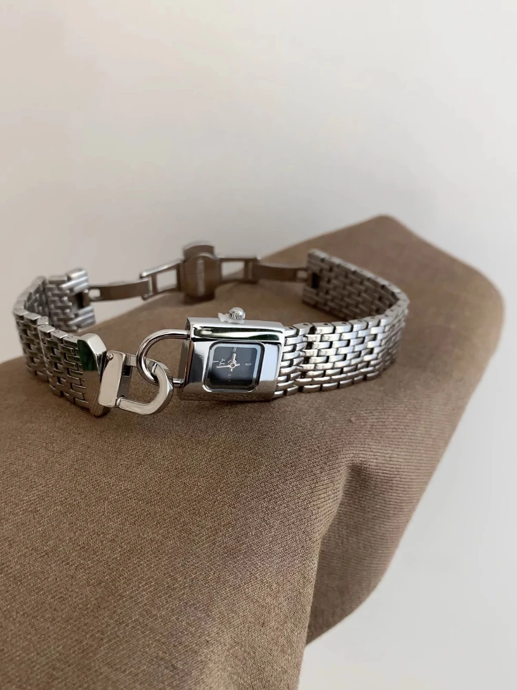 Orologio al quarzo da donna con design di nicchia con serratura vintage, personalità ad alto senso, tendenza della moda, temperamento della moda