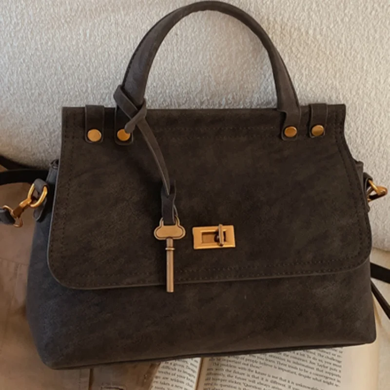 

2025 Высококачественные ретро-сумки с ручками сверху для женщин, новые зимние дизайнерские сумки, роскошная сумка через плечо из искусственной замши с клапаном