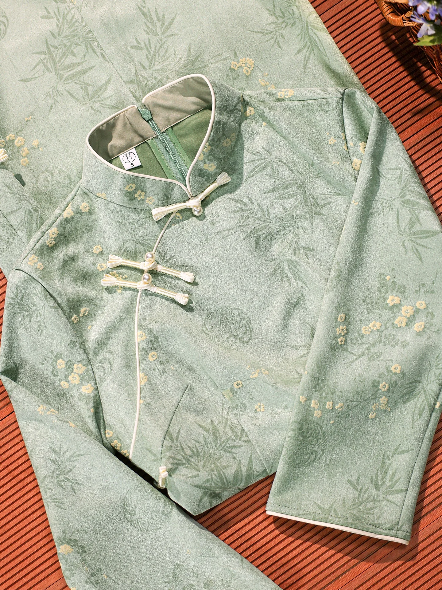 

Элегантное женское традиционное китайское платье с длинными рукавами, красивым цветочным узором и высоким качеством, обновленная модель.