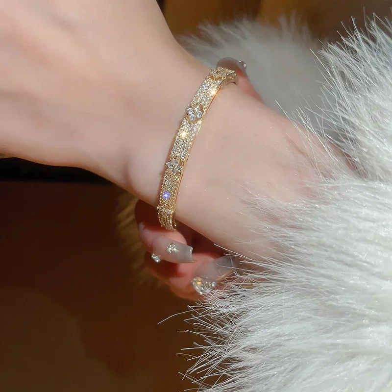 Gold- und silberplattiertes, glänzendes Armband mit Zirkonia-Steinen, luxuriöser Modeschmuck für Damen, geeignet für Partys, Hochzeiten und den Alltag. – Detail 2