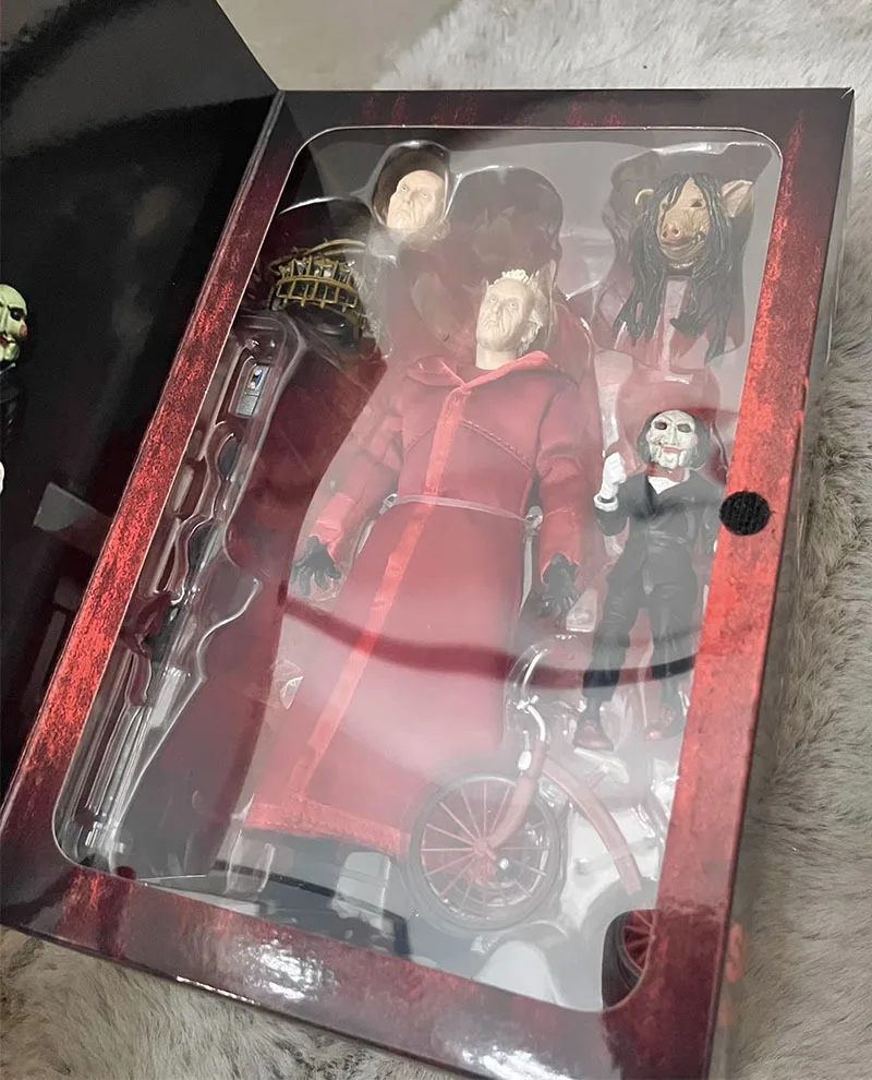 NECA 60612 เลื่อย Figuras อะนิเมะจิ๊กซอว์สีแดง Robe GK รูปปั้นมังงะตุ๊กตาของเล่นชุดเครื่องประดับฮาโลวีน Action Figure ของขวัญเด็ก