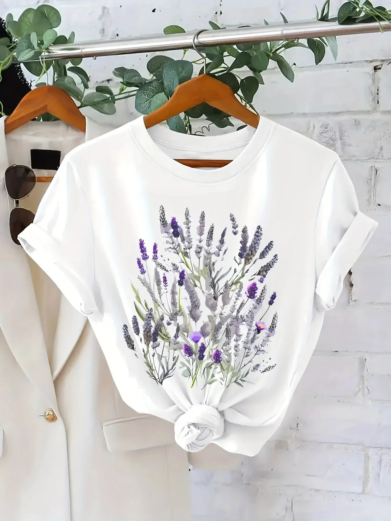 ผู้หญิงลาเวนเดอร์ดอกไม้พิมพ์เสื้อยืดแขนสั้นลูกเรือคอเสื้อลําลองสําหรับฤดูร้อนกราฟิกแฟชั่น T เสื้อผู้หญิงเสื้อผ้า