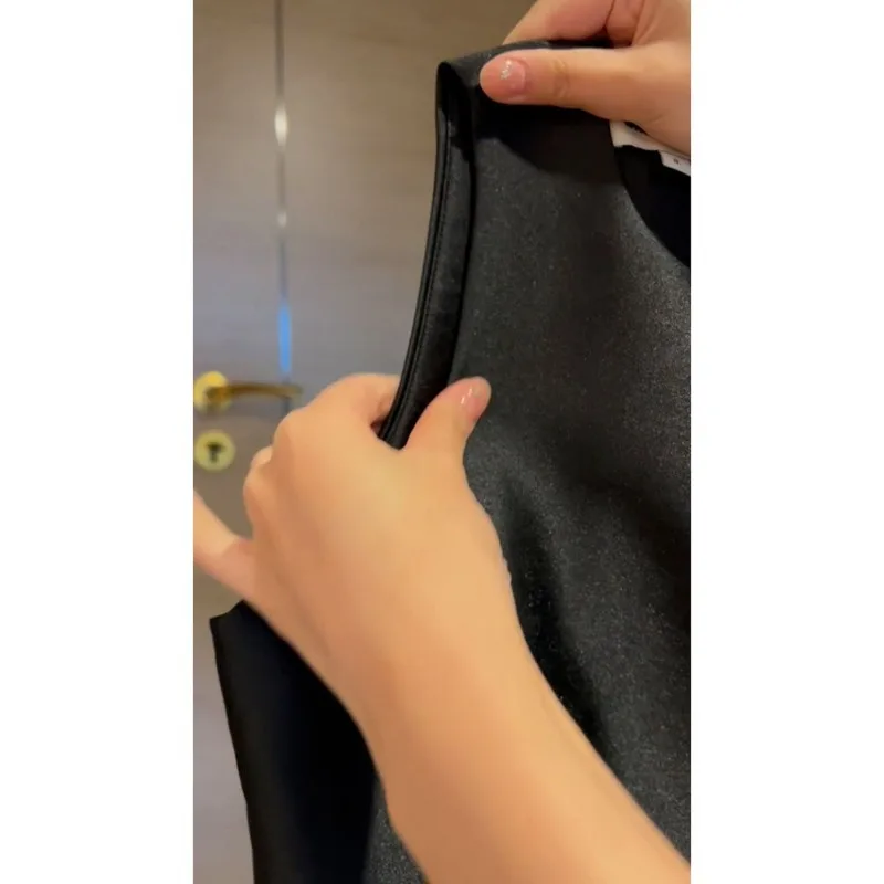 Gonna corta da socialite con temperamento stile vacanza francese Abito con gilet con giunture in raso di acido acetico nero Primavera ed estate