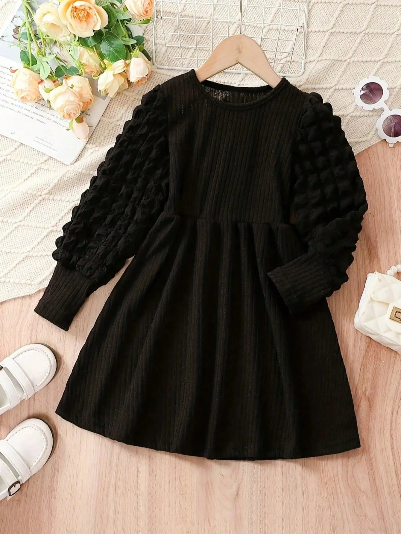 Kinder-Freizeitkleidung, modisches schwarzes Cordkleid mit Rundhalsausschnitt, Puffärmeln, langen Ärmeln und knielangem Prinzessinnenkleid. – Detail 3