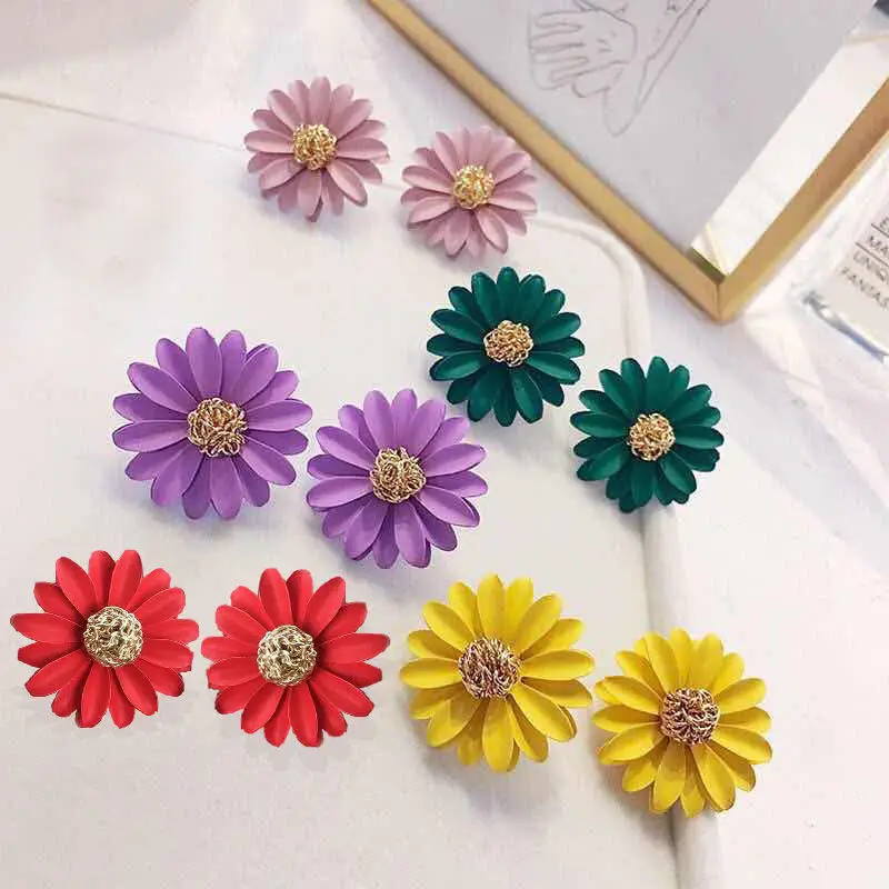 Pink Green White Yellow Daisy Stud Earrings for Women Metal Yellow Purple Blue Spray Paint Flower Earrings Party Cute Jewerly