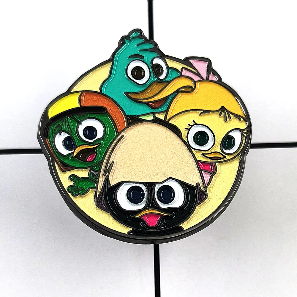 Broche de Calimero Peter, Pin esmaltado de Personaje de Anime de dibujos animados, insignia de pollito negro súper bonito, accesorios de ropa periféricos de animé, regalo