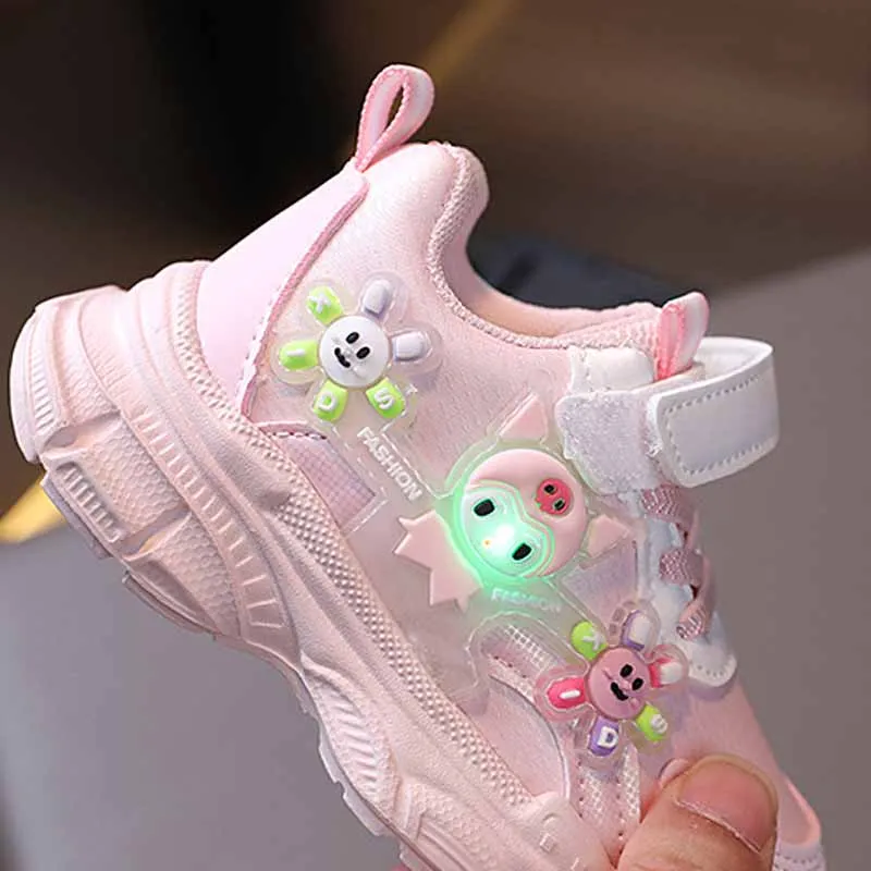 Sanrio Kuromi dziecięce buty na co dzień jesienne nowe dziecięce buty sportowe dziewczęce kreskówki z oświetleniem LED Trend buty do biegania trampki