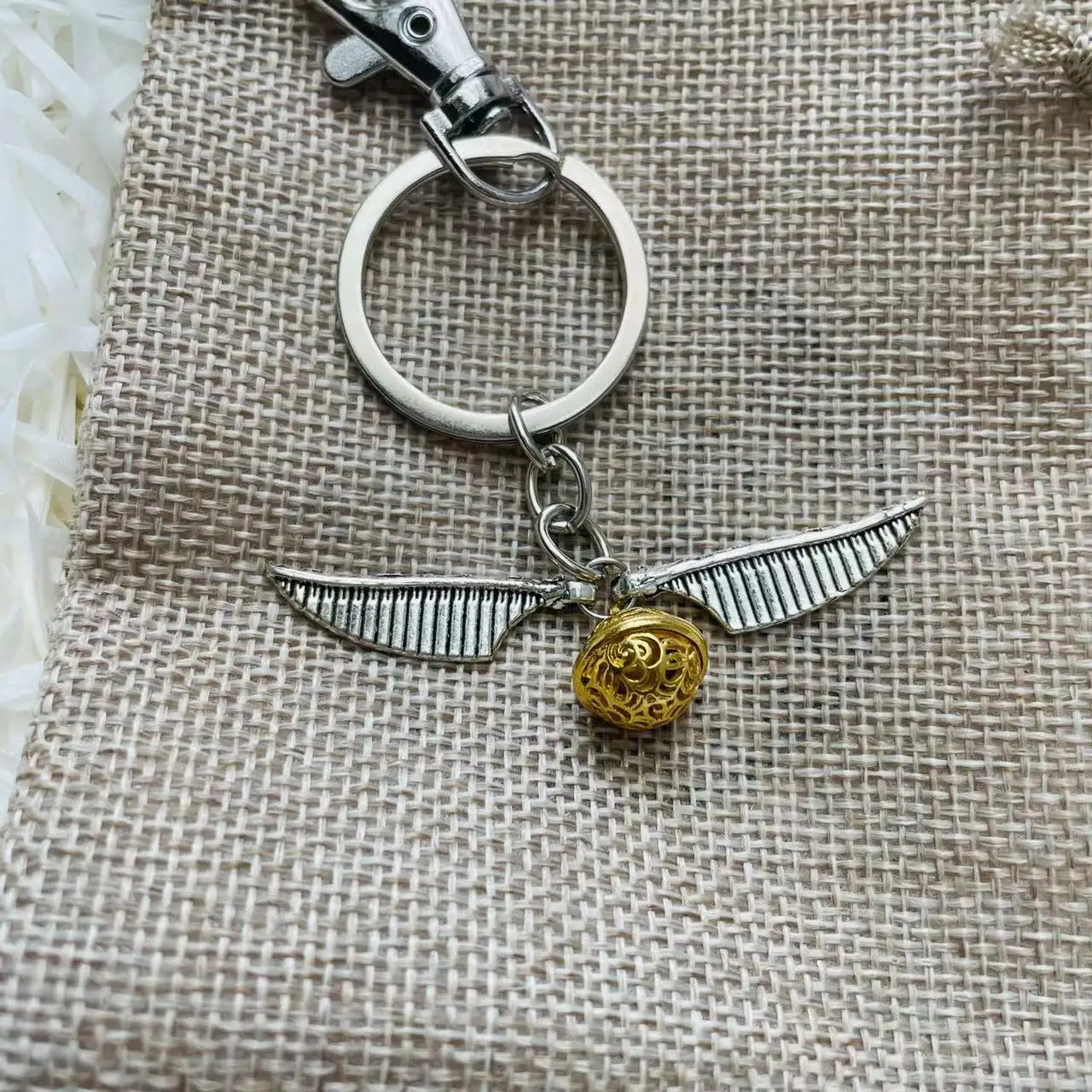 Cloche creuse dorée avec pendentif ailes, porte-clés vintage, sac cadeau, jouet pour chat, cloche, sac à collier boule, cadeau de Pâques et d'Halloween, ensemble de 2 pièces