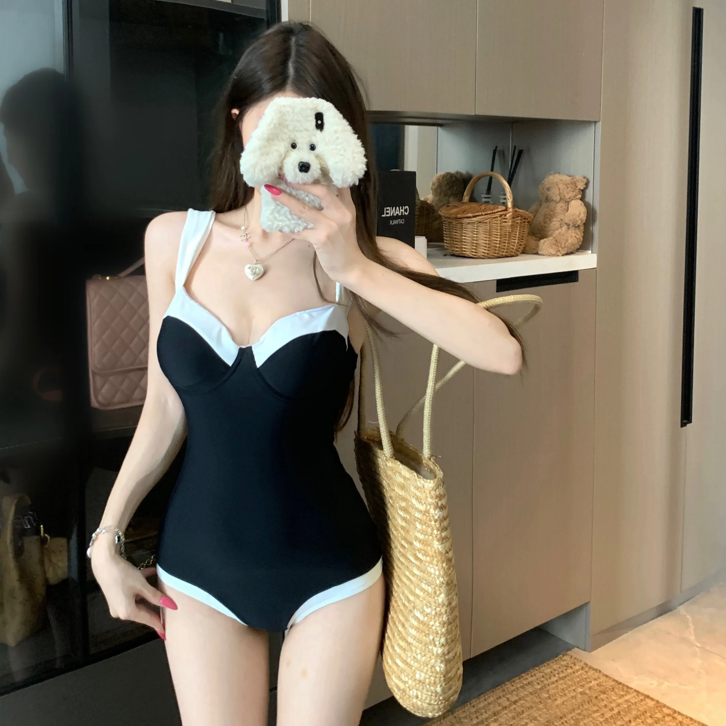

2025 Summer New One-Piece Swimsuit Women's Bla White Splicing Sexy Beach Vaion Swimming Costume Pure Desire Sle