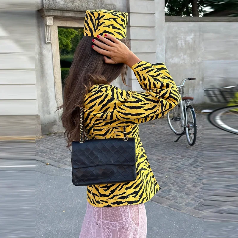 Zebra-Muster, tailliert geschnittene Mäntel, Damenmode, V-Ausschnitt, lange Ärmel, mit Schnallen- und Knopfverschluss, mit Paneelen versehen, schmale Jacken, Herbstkollektion, neue Damenoberbekleidung. – Detail 12