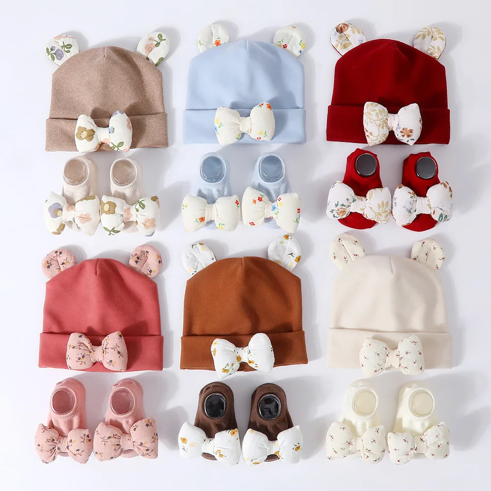 

Новый комплект: теплые шапочки и носочки с цветочным принтом и бантиком для новорожденных, мягкие носочки для первых шагов, шапочка для девочек, детские шапочки-бини, тюрбаны, носочки.