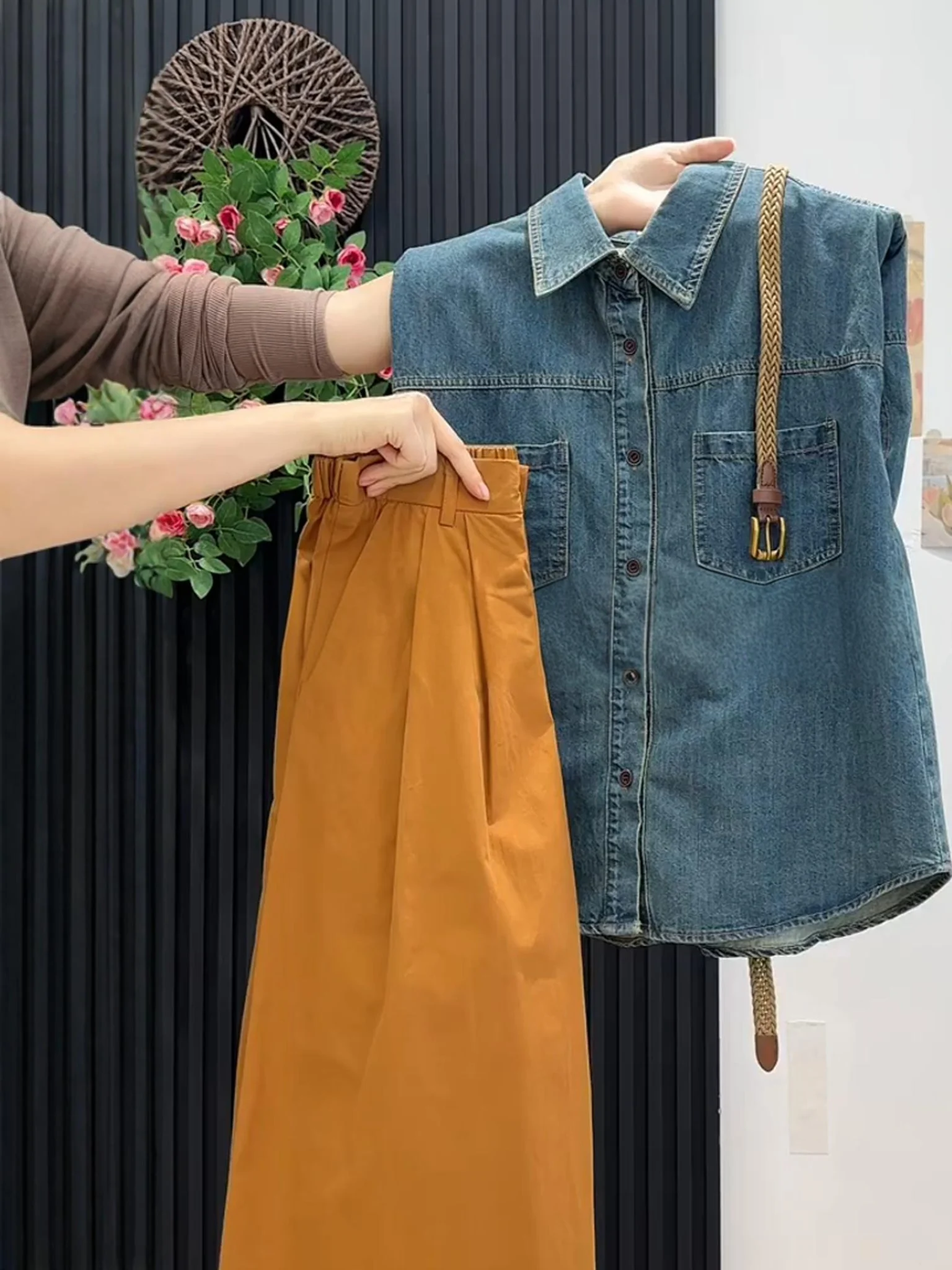 

Ретро-комплект в корейском стиле: джинсовый жилет без рукавов и повседневная юбка. Женский летний модный комплект из двух предметов: хлопковая рубашка с воротником на пуговицах.