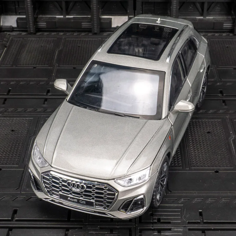 1:24 Audi Q5 liga modelo de carro ornamentos coleção portas de brinquedo acústica-óptica pull-back para crianças e porta-malas do capô podem ser abertas.