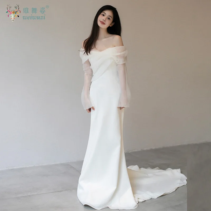 韓国風の優しい雰囲気のサテン生地の軽やかなウェディングドレス、シンプルなワンカラー、オフショルダー、スリムフィットのブライダルウェディングドレス