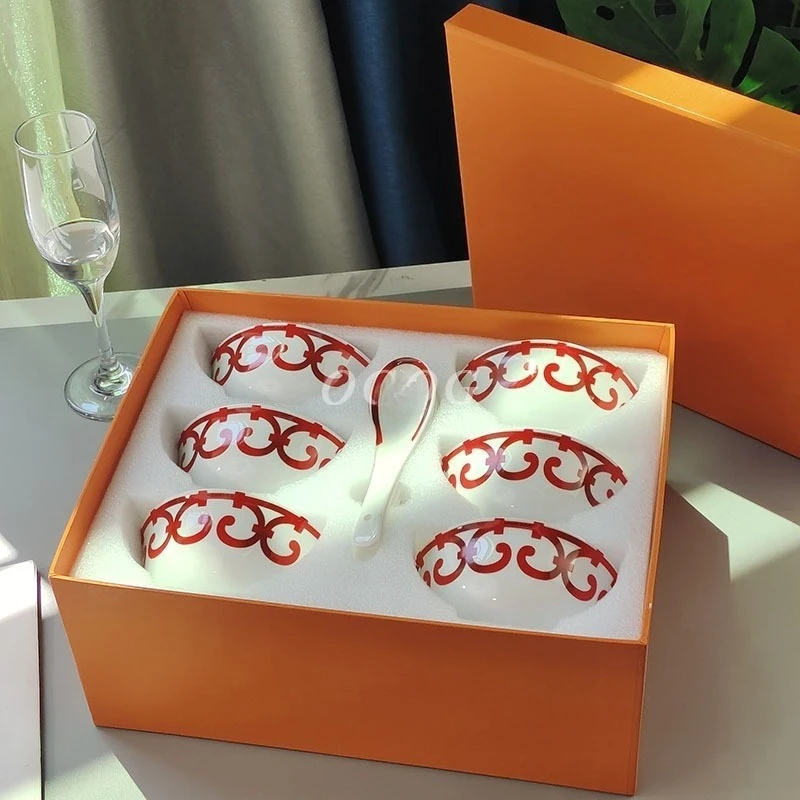 

Китайская миска для риса из красного костяного фарфора и набор ложек, праздничный подарок для новоселья, свадьбы, домашнего использования