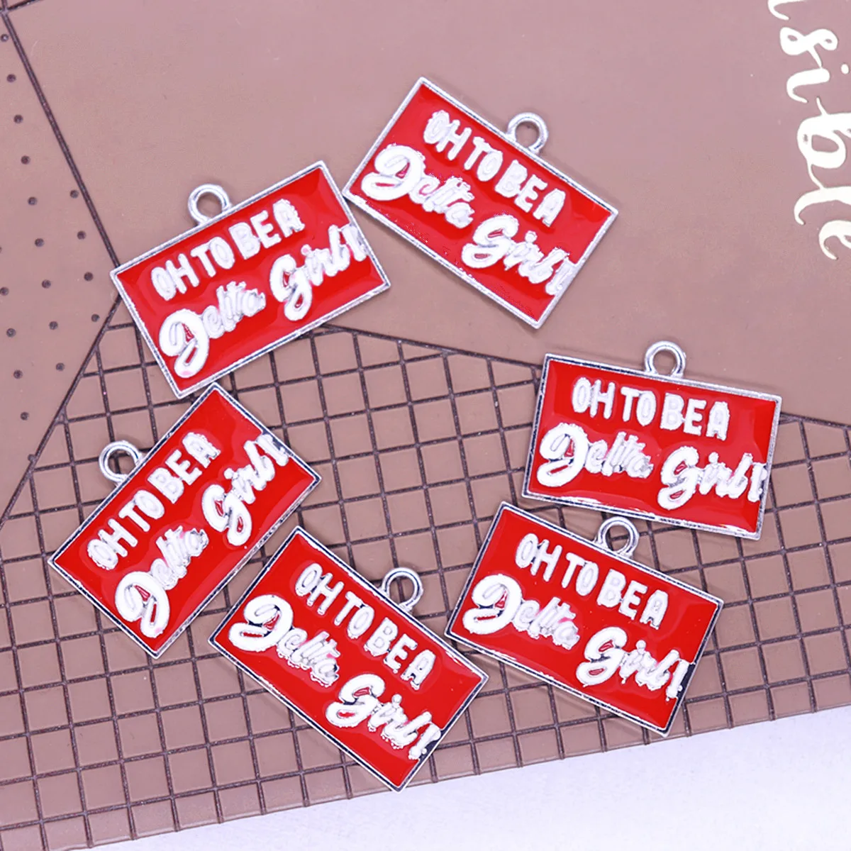 رسائل المجموعة الحمراء لتكون دلتا بنات Charms سورور المعلقات ملحق DIY بها بنفسك