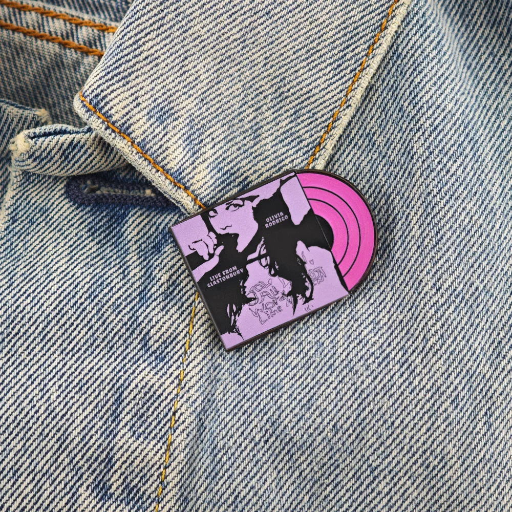 Olivia Rodrigo Brosche Lila Vinyl-Schallplatte Metall-Abzeichen Live From Glastonbury Emaille-Pin Pop-Musik-Fan-Geschenk Kleidungszubehör – Detail 5
