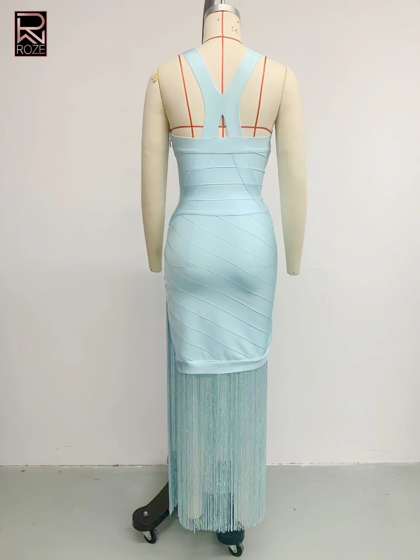 Sukienka wieczorowa damska ROZE, jasnoniebieska, satynowa, dopasowana, na studniówkę - dekolt w serek, ramiączka spaghetti, asymetryczne frędzle, na imprezę, typu bodycon