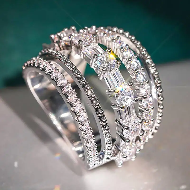 Huitan Damenring mit ausgehöhltem Design, luxuriöses Party- und Verlobungsaccessoire, eingelegter glänzender CZ, vielseitiger, täglicher, schicker Schmuck für Damen