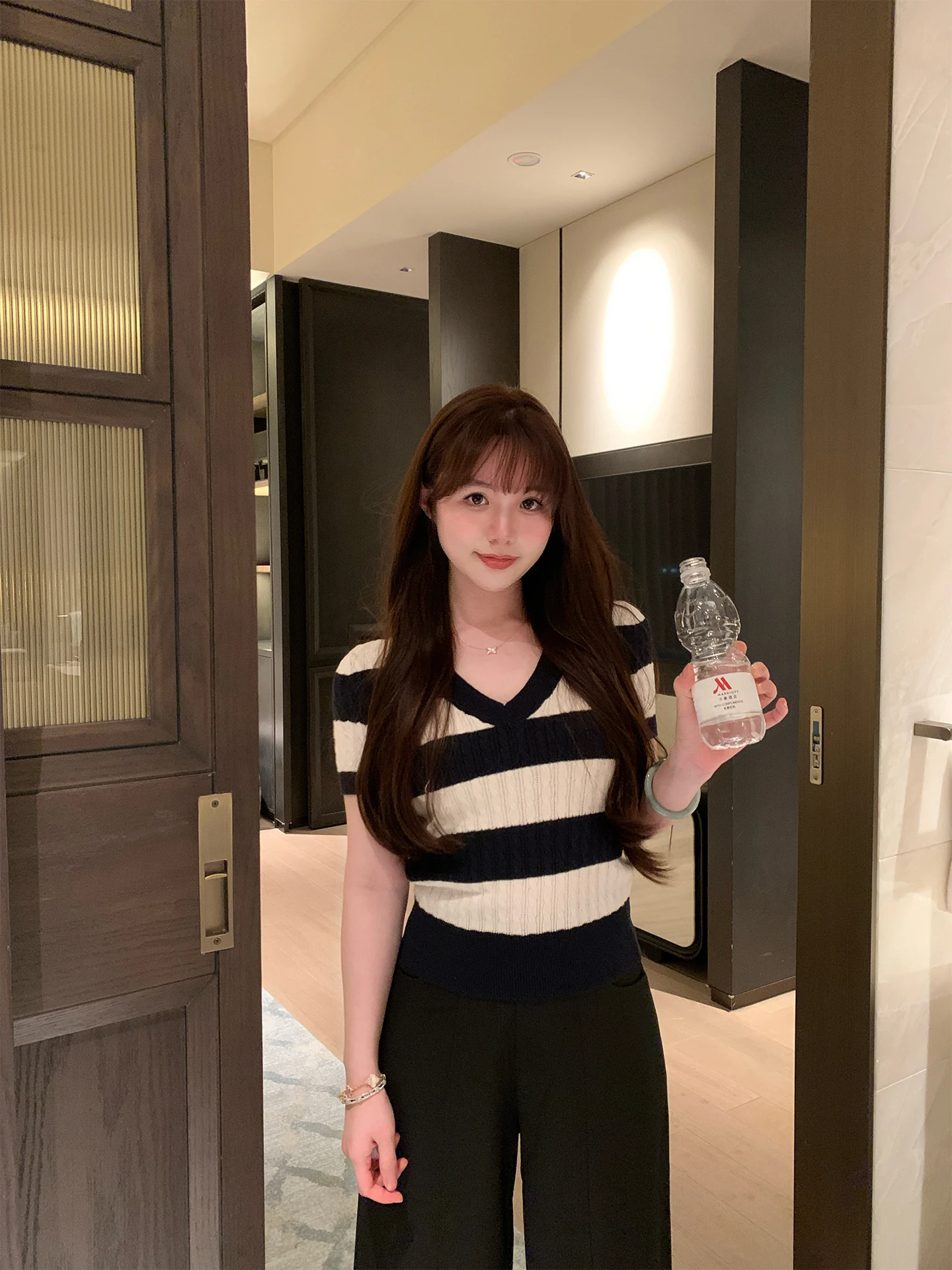 

Повседневная трикотажная рубашка Kkwne с V-образным вырезом, коротким рукавом, в полоску, высококачественная, текстурная, модная женская футболка на весну-лето