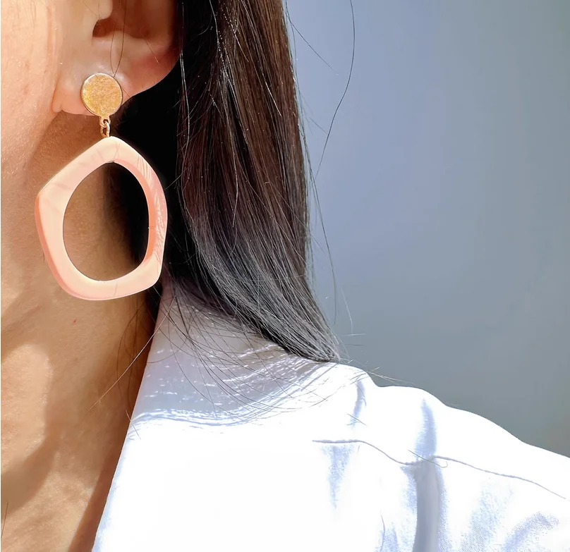 

Europe and the United States original small spot retro niche portrait circle earrings light luxury temperament green acetic acid