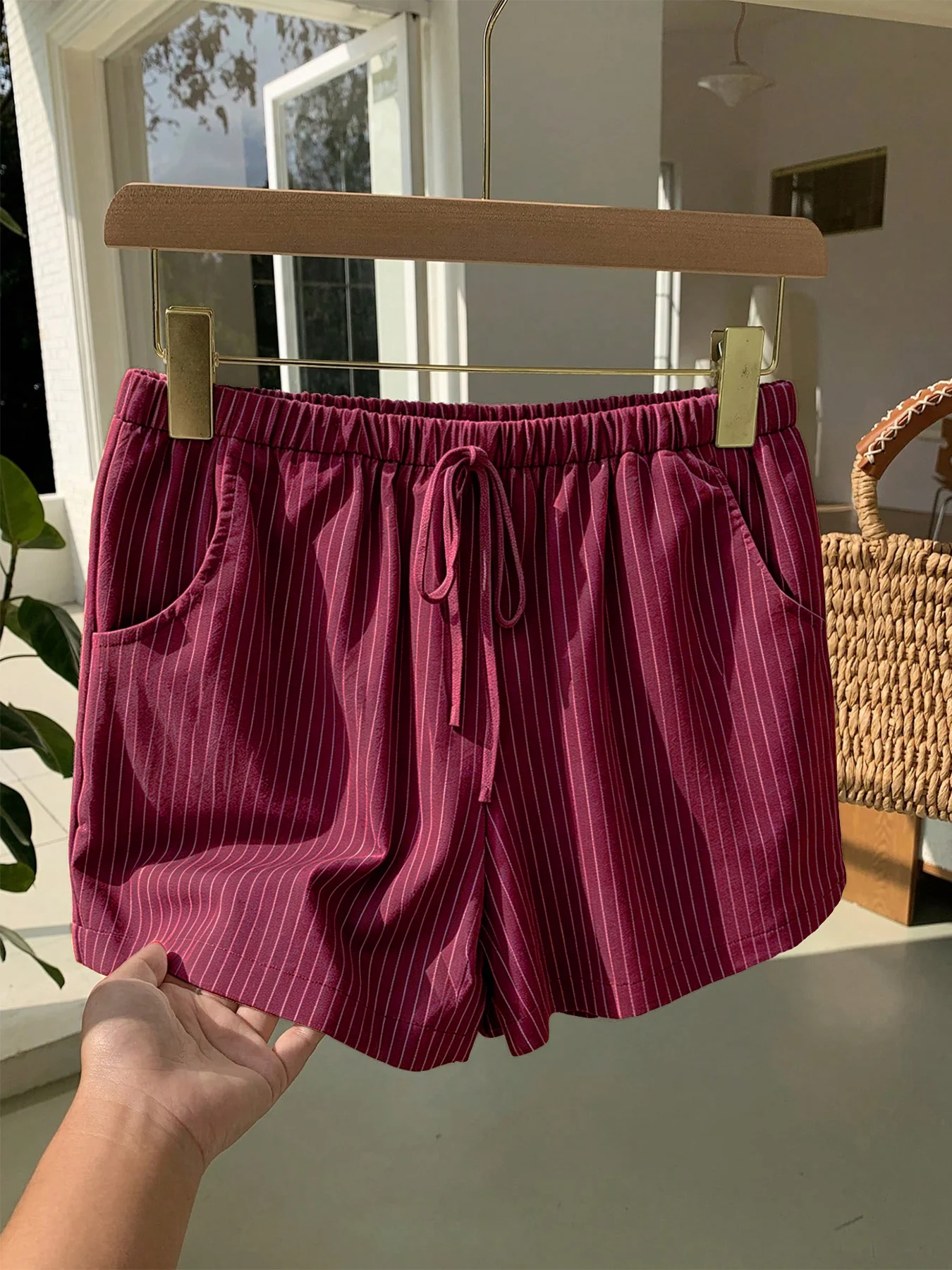 Damen-Shorts mit vertikalen Streifen, elastischem Bund, dekorativem Band und Taschen, lockere Sommer-Lounge-Shorts – Detail 7