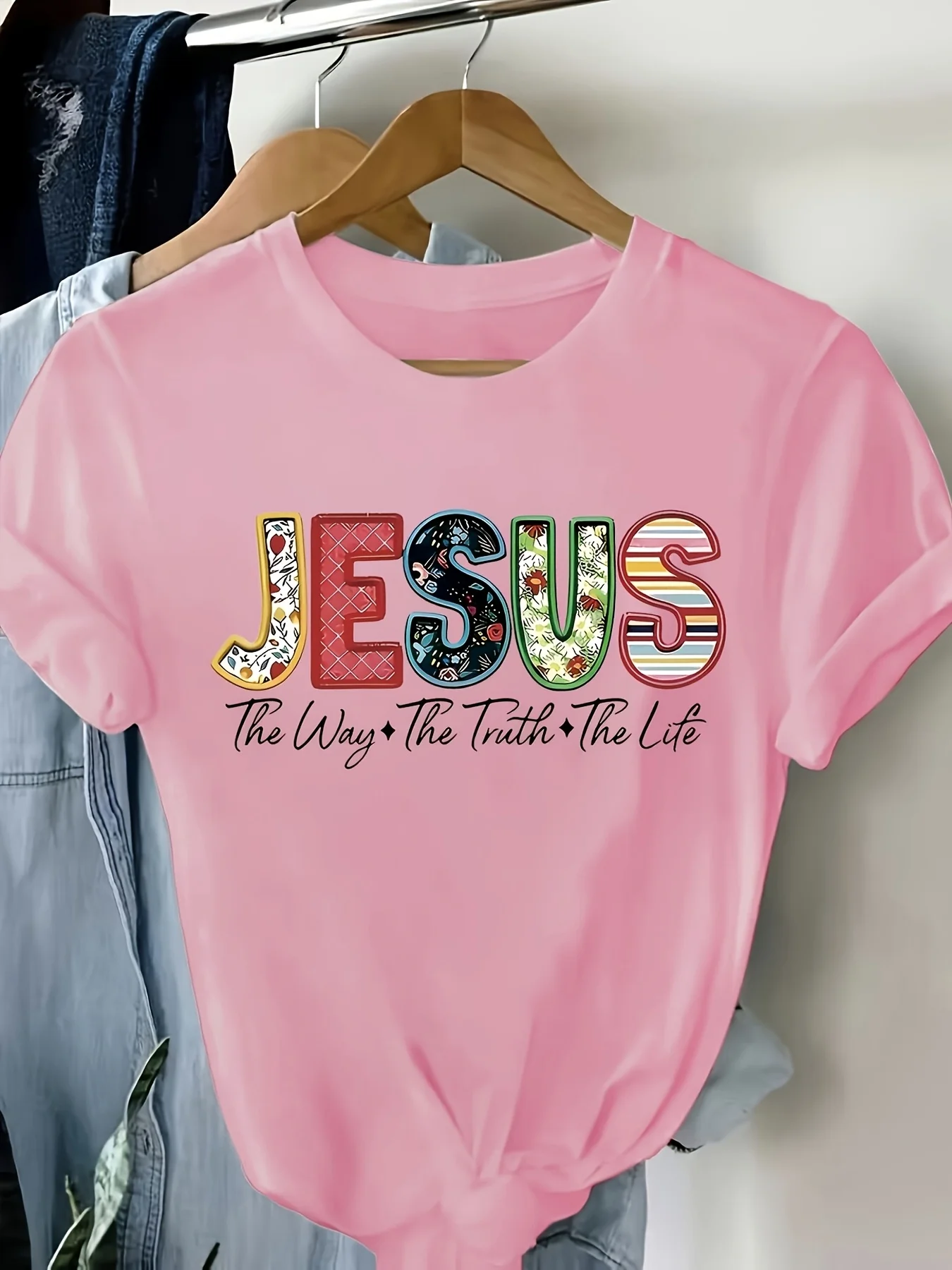 T-shirt décontracté pour femmes à col rond avec impression de lettres colorées « Jesus » et « Road Truth, Life » sur tissu doux