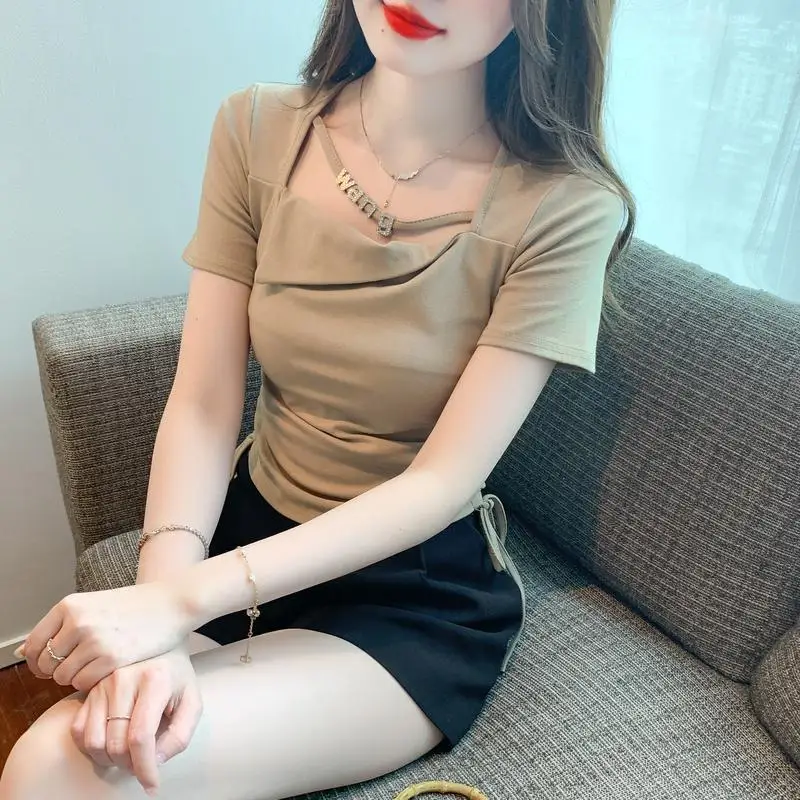 Nowa koszulka z krótkim rękawem w letnim stylu dla kobiet, wąska i wszechstronna, w jednolitym kolorze