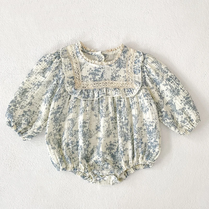 Baby-Strampler mit Blumenmuster, langen Puffärmeln, Spitze, quadratischem Kragen, aus leichtem Stoff, für Neugeborene, Frühling/Herbst, 0-24 Monate. – Detail 2