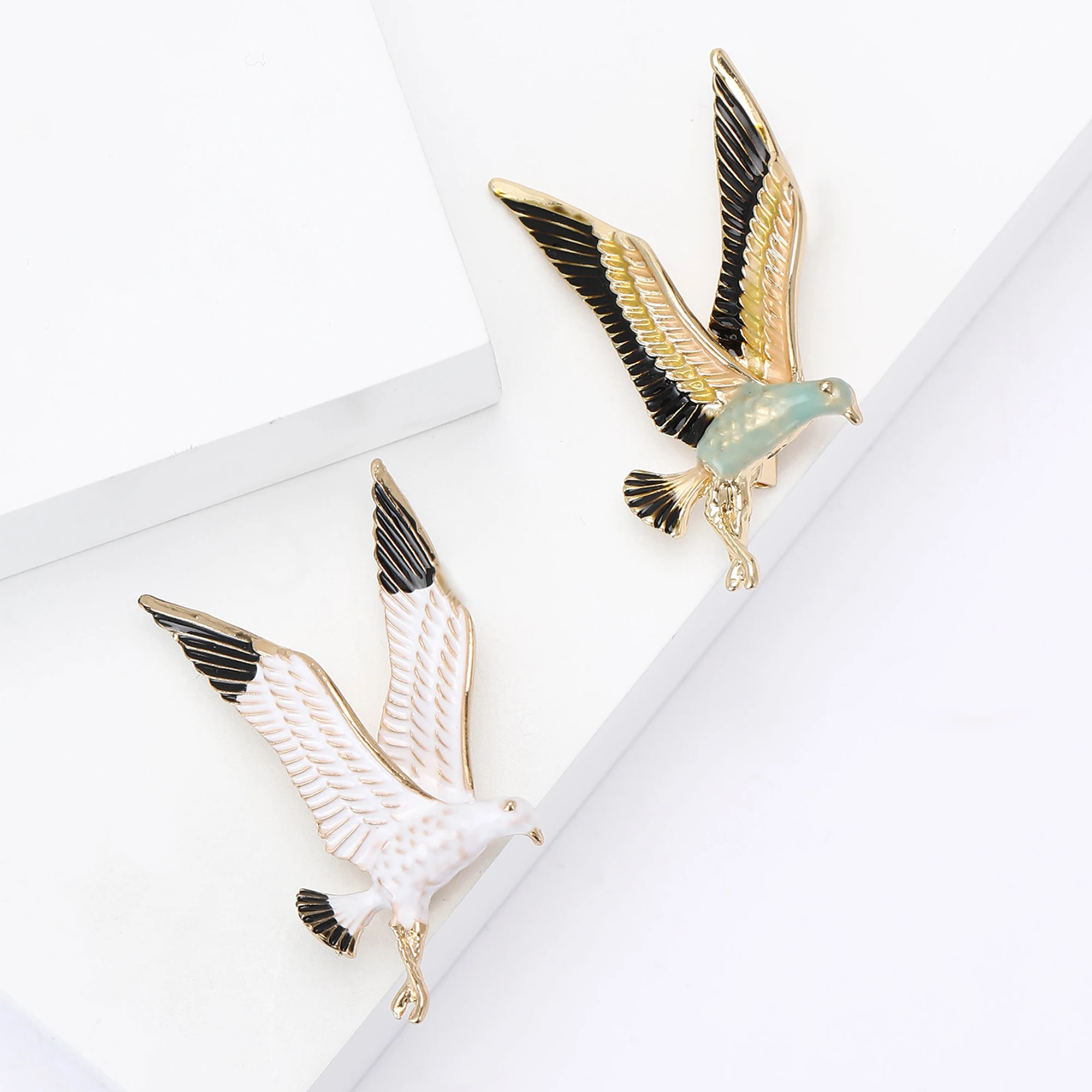 Beaut&Berry Crystal Hummingbird Brooches for Women Unisex Animal Pins Casual Party Accessories New Year Gifts Friends Decoration