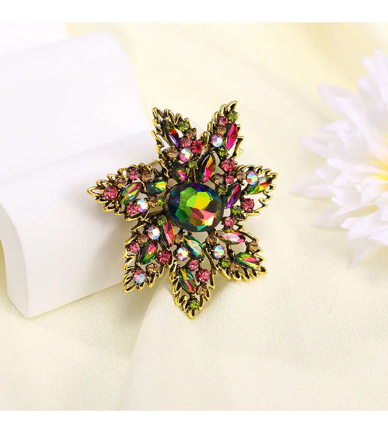 Broche de flor de planta con incrustaciones de diamantes de colores de moda transfronteriza con una sensación de gama alta y Flor de pecho de cristal de gama alta