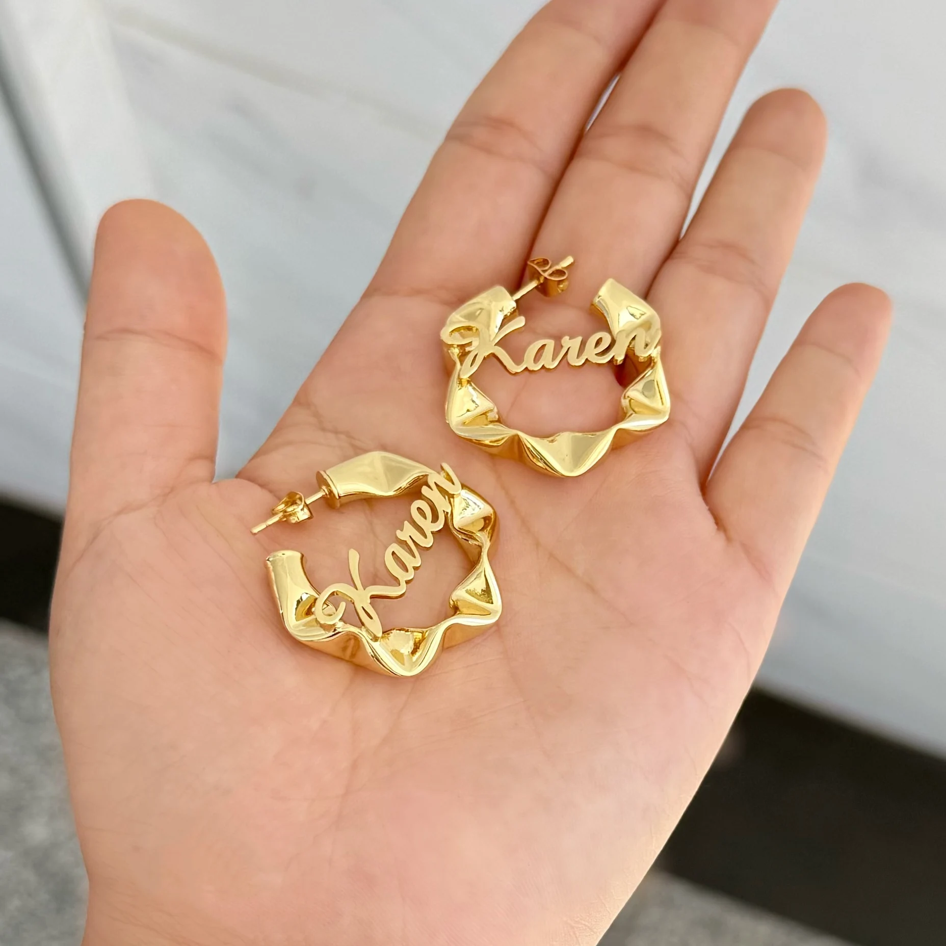 أقراط دائرية مخصصة باسم ذهبي - تصميم مخصص باسم "كارين"، شكل هندسي فريد، مجوهرات بيان للنساء #3