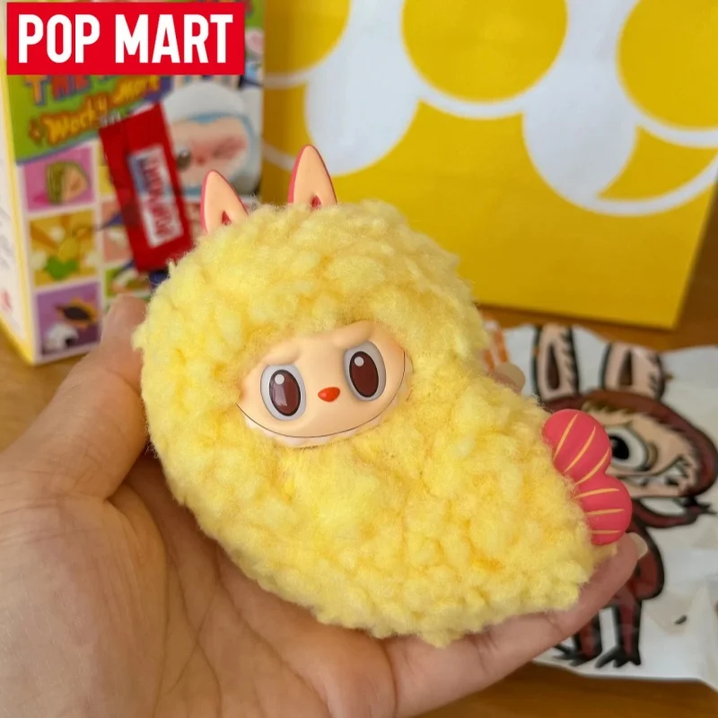 

Новинка 2024 года, 100% натуральная серия POPMART Labubu Wacky Mart, жареные креветки, виниловая подвесная открытка, слепая коробка, украшения, подвеска, игрушки, подарки