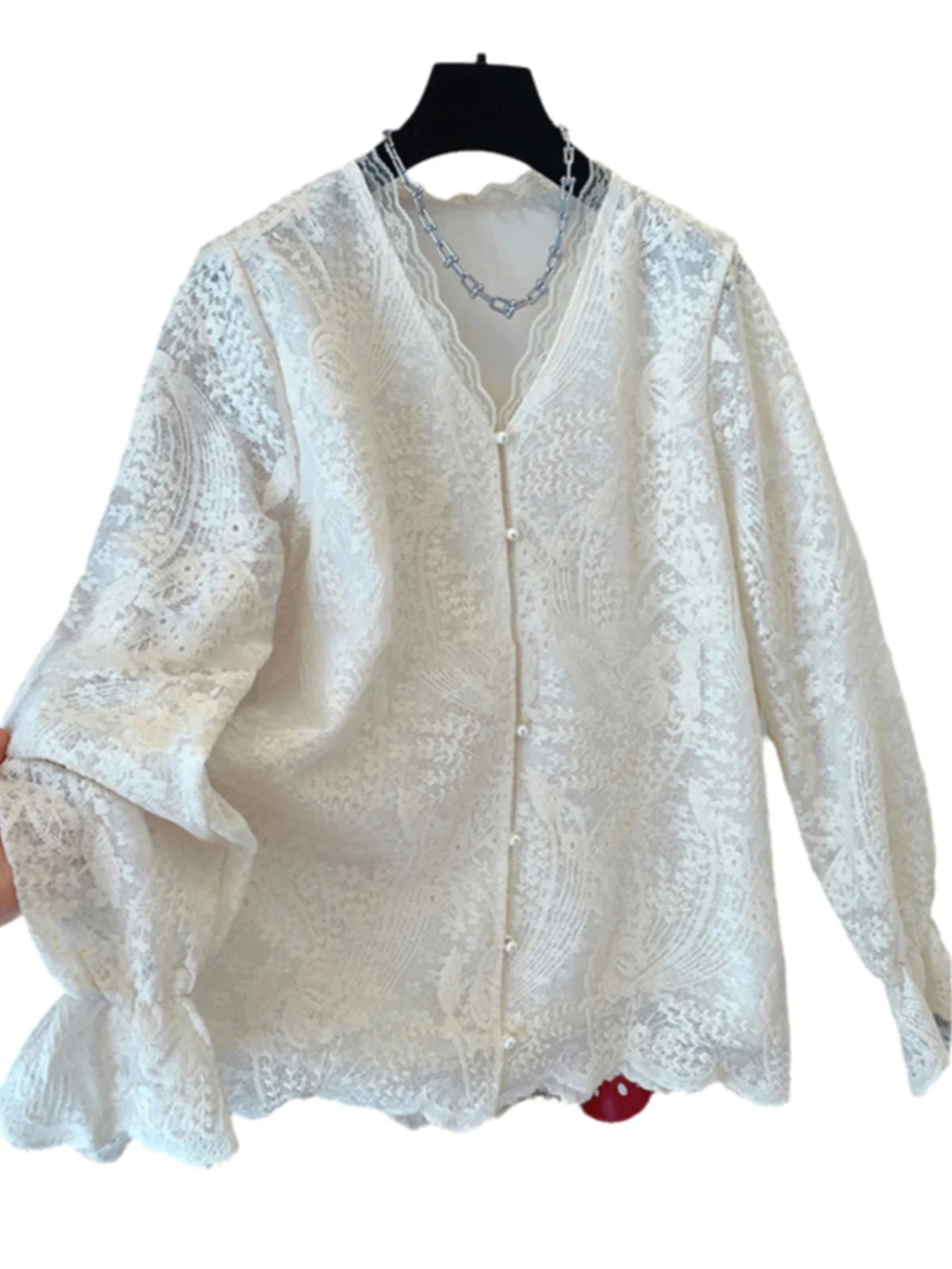 Ele Embroidered Lace irt Women's Spring 2025 Pearl Button V-Ne Bell Sve Long Sve Inner Wear Top Loose Fit Commu...