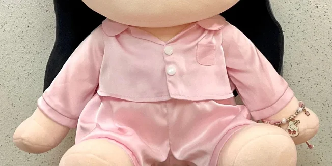 40cmのコスプレ用シルクパジャマセット、綿人形の座り姿勢、ゆったりとしたパジャマを着て楽しむ