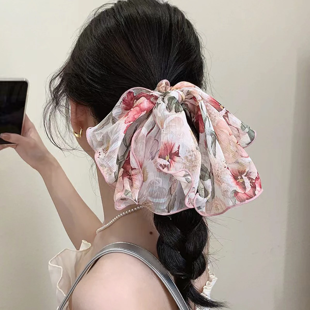 Ein neues Retro- und High-End-Haarband mit einer eleganten französischen Blumenband-Schleife und einem großen Haarband für Damen. Ein sanfter Kopfschmuck