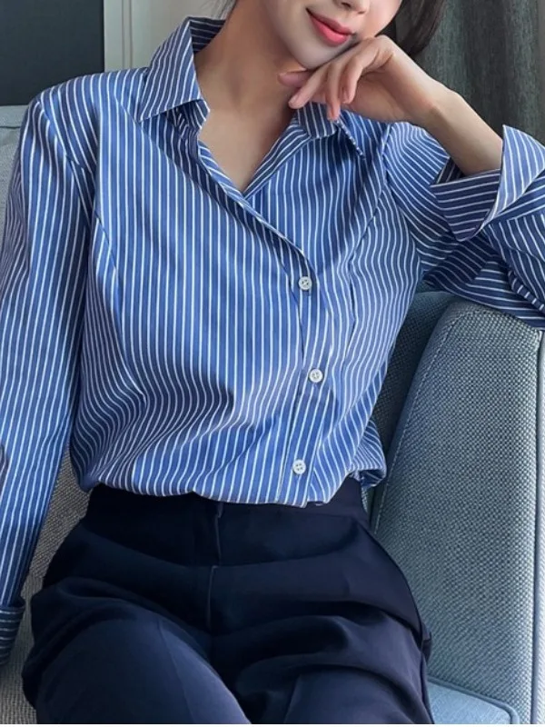 เสื้อเชิ้ตผู้หญิงทรงตรง แขนยาว ลายทาง สไตล์ชิค สำหรับฤดูใบไม้ผลิและฤดูใบไม้ร่วง ดีไซน์กระดุมแถวเดียวแบบไม่สมมาตร ปกเสื้อพับได้ ใช้งานได้หลากหลาย