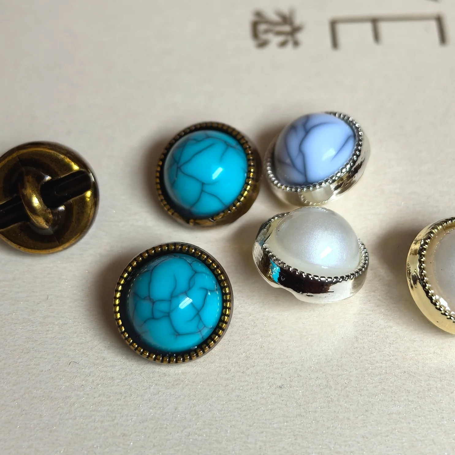 

Новые высококачественные пуговицы для рубашек: черные, белые, металлические, с коротким креплением, устойчивые к трещинам, без бирки, роскошный аксессуар, материал для шитья и рукоделия