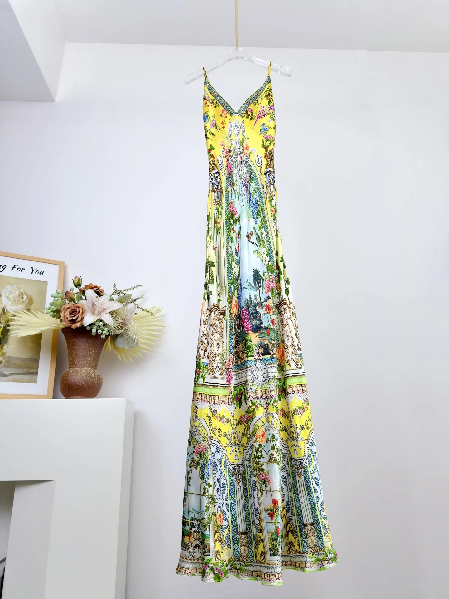ชุดเดรสยาวผ้าไหมแท้ 100% สำหรับวันหยุด แบบเปิดหลัง สีเหลือง สายเดี่ยว ประดับคริสตัล ลายดอกไม้ คอวี แขนกุด เอวสูง