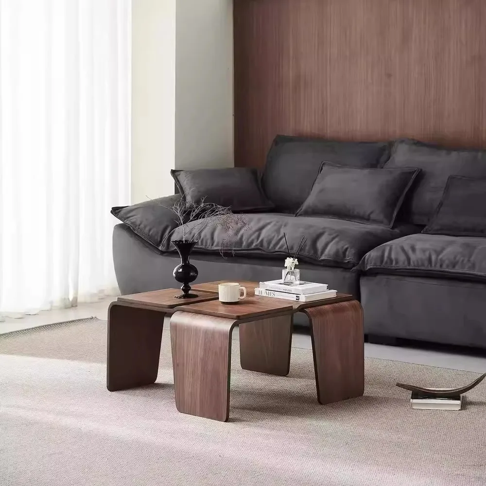 

Современная гостиная в стиле середины века с квадратным черным столиком из орехового дерева и высококачественным низким кофейным столиком.