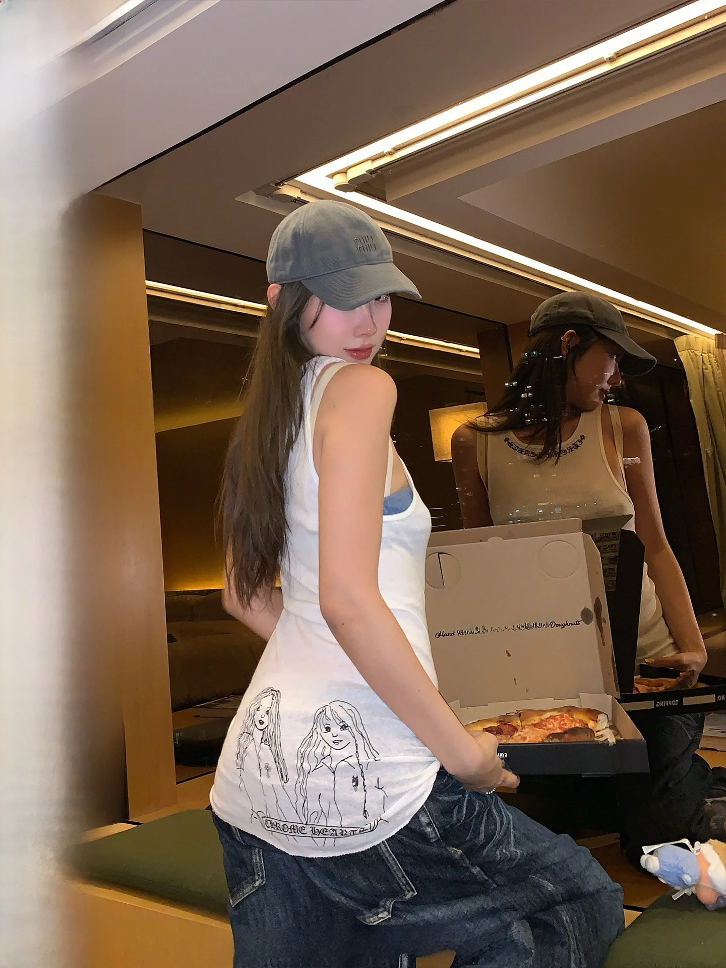 

Женская футболка Ranwear Rebellious Fashionable Street Style с круглым вырезом, принтом с портретом и надписью, полупрозрачная, приталенная, миди, без рукавов