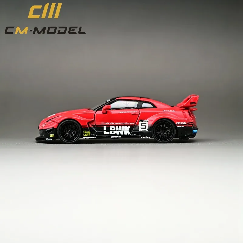 1:64 Siluet Nissan GTR R35 z wymiennymi kółkami, model samochodu z odlewanej stopu, dla nastolatków do zabawy, prezent urodzinowy.