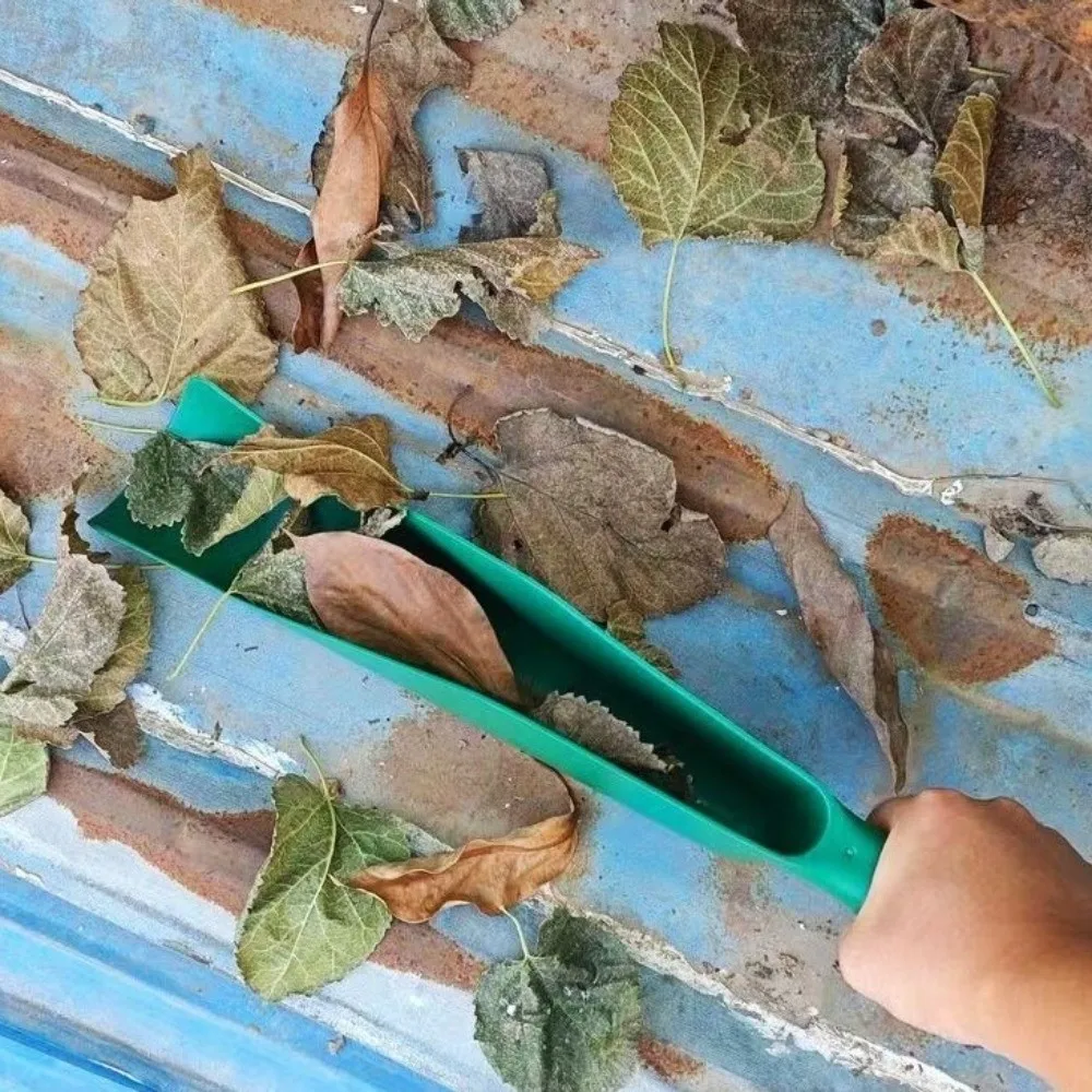 Multi Use Gutter Cleaning Tool Plastic Non-Slip Roof Cleaning Tool Flex Fit Design Large Capacity Gutter Getter Scoop